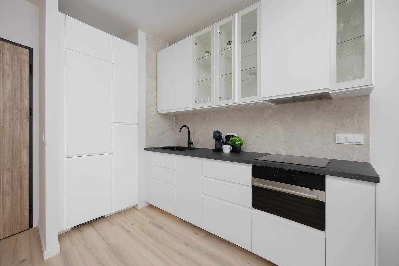 Cały apartament wypoczynkowy, Air Conditioned Studio in Chmielna Duo | Parking in Warszawa, Mazowsze