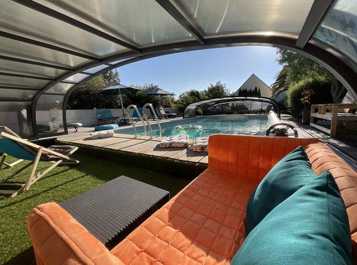 Gîte pour 4 personnes, avec terrasse et jacuzzi ainsi que piscine et jardin