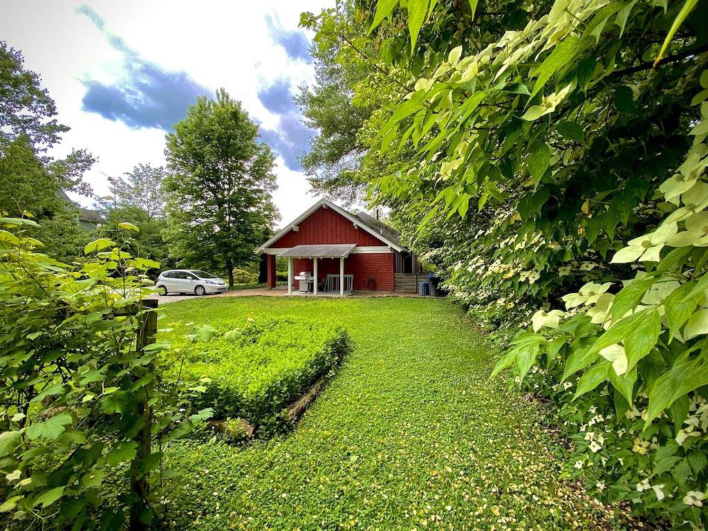 Deluxe Downtown Bungalow - fenced in yard, pet friendly. in Brevard, Transylvania County