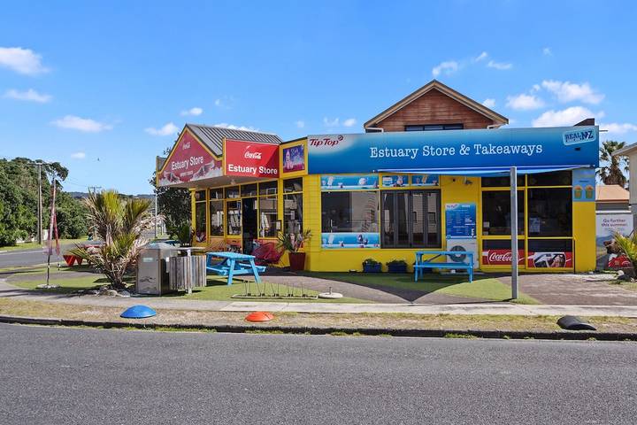Holiday home for 6 people, with terrace in Whangamata