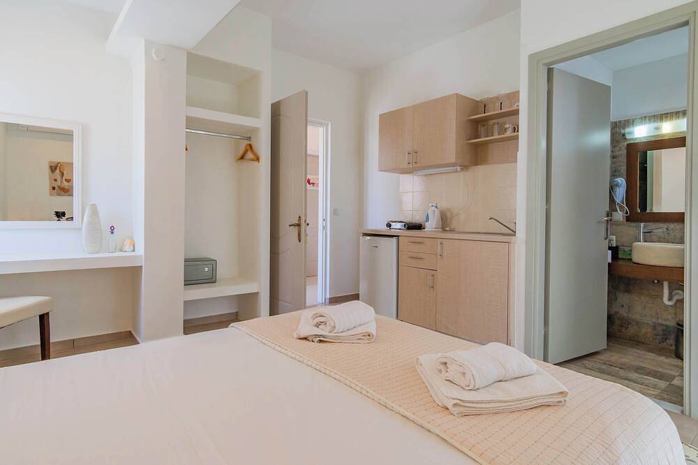 Entire apartment, Elounda Beachfront Nest, Stunning Escape in Crete in Elounda, Lasithi