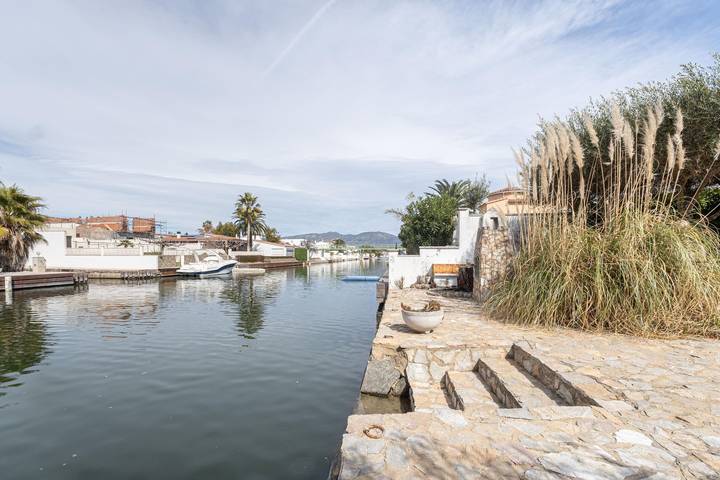 Villa für 4 Personen, mit Terrasse und Garten sowie Ausblick in Empuriabrava