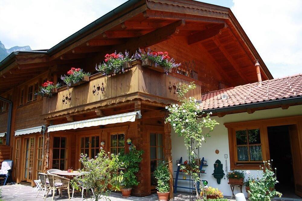 Vier Sterne Ferienhaus mit herrlichem Bergblick und einem großen privatgarten in Garmisch-Partenkirchen, Bayerische Alpen