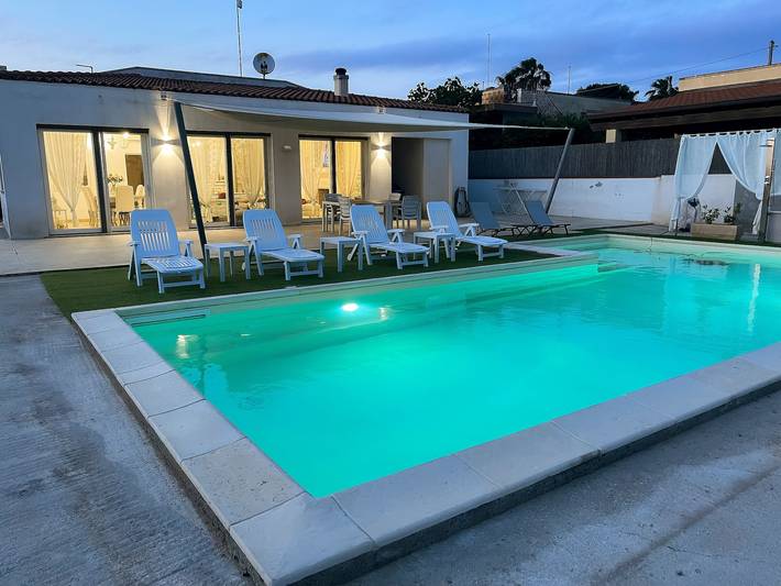Casa vacanza per 6 persone, con idromassaggio e piscina per bambini nonché giardino, adatto a famiglie con bambini a Torre Suda