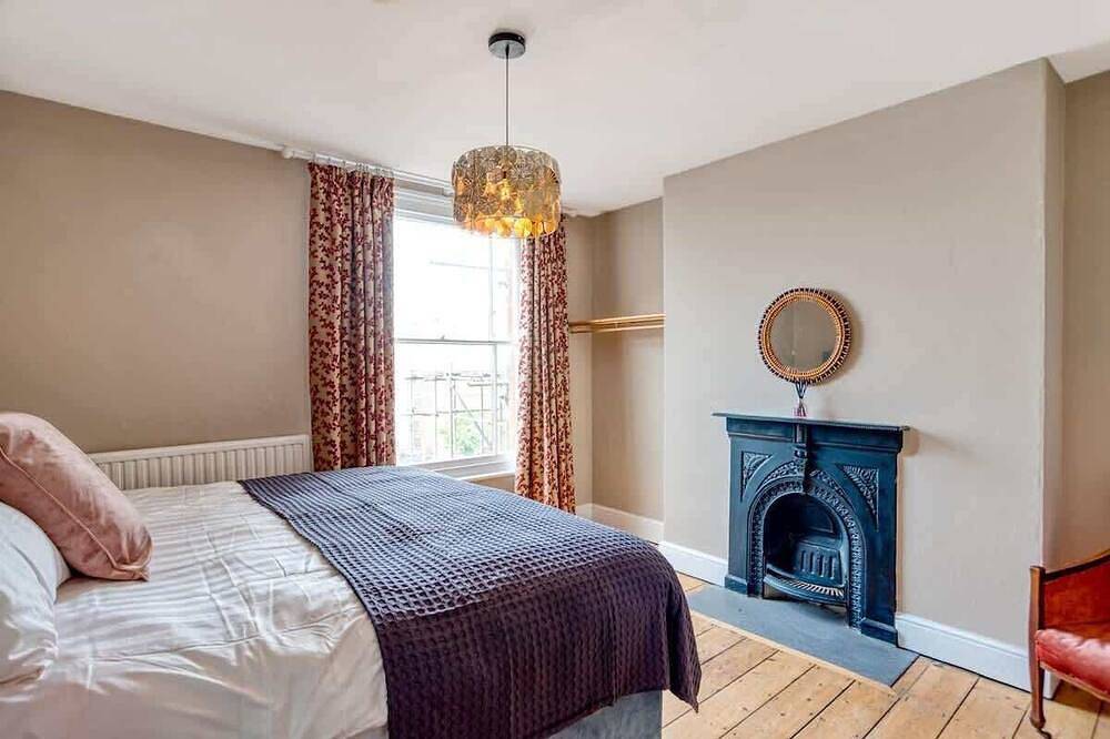 Cromer Beach House · Sleeps 12 · Hot Tub & Parking in Cromer, Norfolk Coast