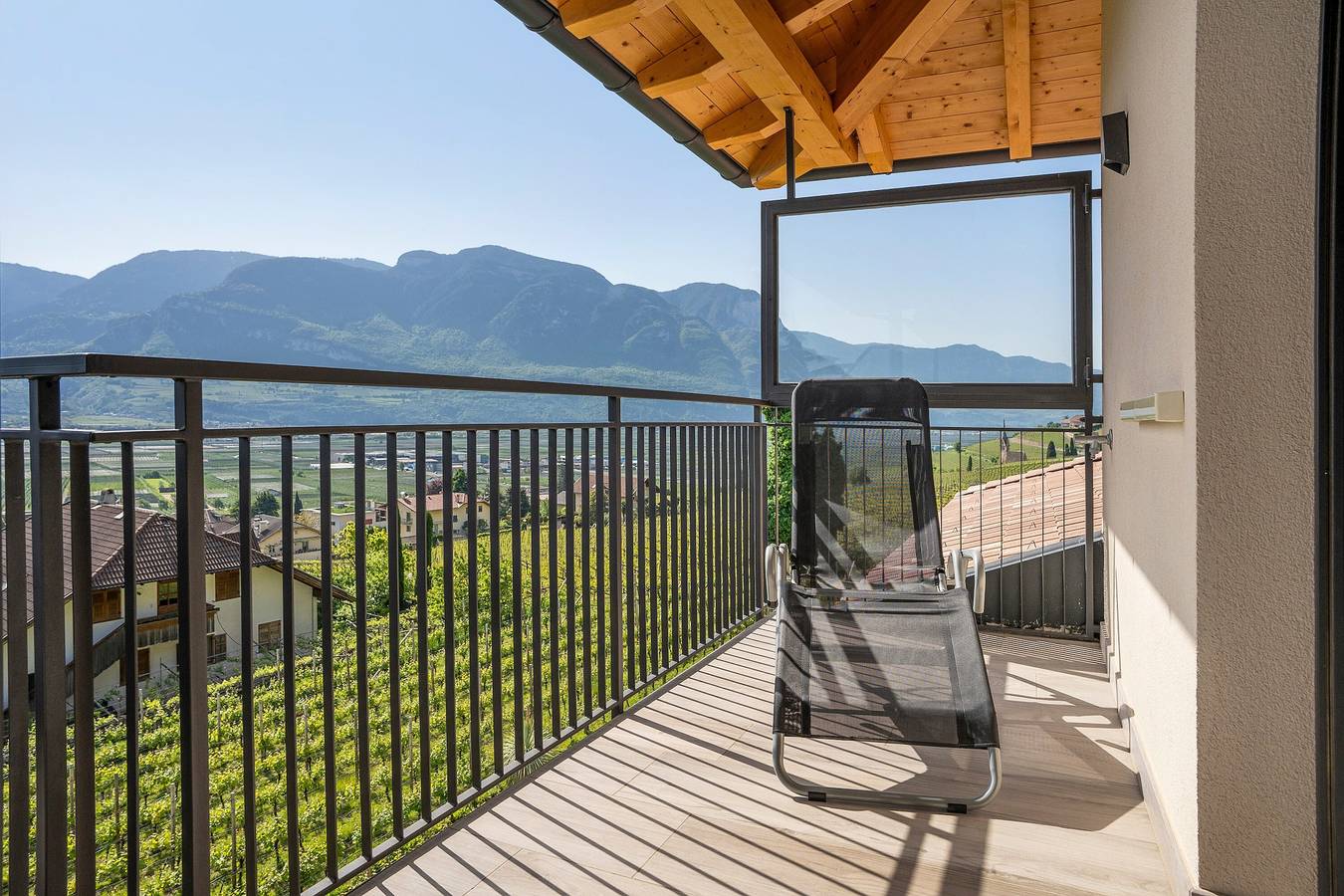 Ganze Wohnung, Ferienwohnung 'Bacchushof Chardonnay' mit Bergblick, Balkon und geteiltem Pool in Tramin an der Weinstraße, Nonsberggruppe