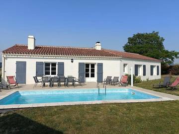 Gîte pour 12 personnes, avec piscine ainsi que jardin et jacuzzi à Chantonnay