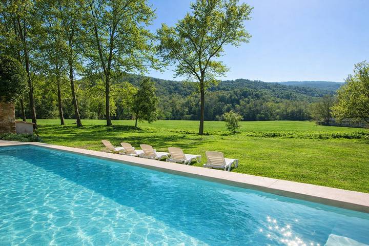 Chalet para 12 personas, con Balcón y Terraza además de Jardín y Piscina en Garrotxa