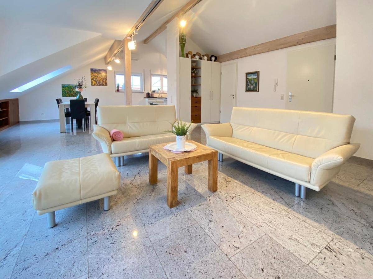 Appartement entier, 4 Zimmer Apartment, 125 qm, ruhig und zentrumsnah, max 5 Pers, Dachterasse, Garage, 1000 Mbit in Böblingen, Landkreis Böblingen