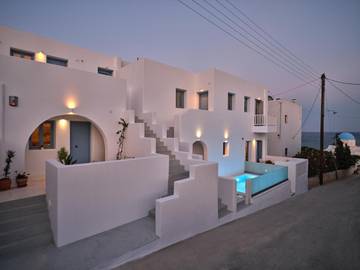Gîte pour 2 personnes, avec vue ainsi que piscine et balcon dans Píso Livádi