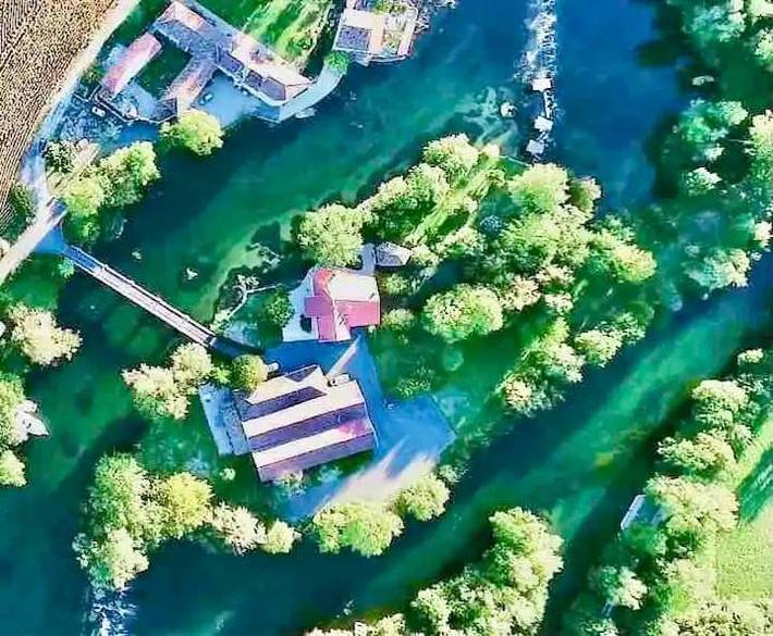 Location de vacances pour 5 personnes, avec Terrasse et Jardin ainsi que Piscine et Vue à Saint-Simeux