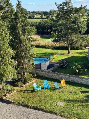 Gîte pour 9 personnes, avec bassin pour enfant et piscine ainsi que jardin et vue dans Brectouville