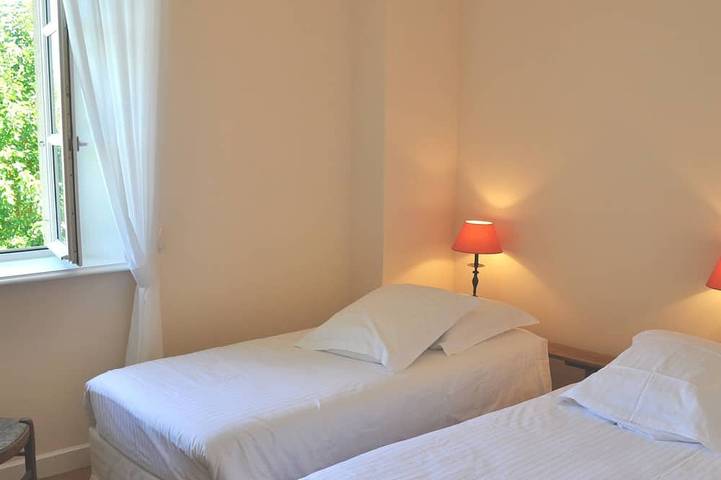 Location de vacances pour 8 personnes, avec jardin ainsi que piscine et jacuzzi à Divajeu - 4