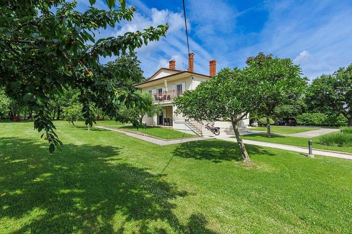 Ferienwohnung für 8 Personen, mit Garten und Pool