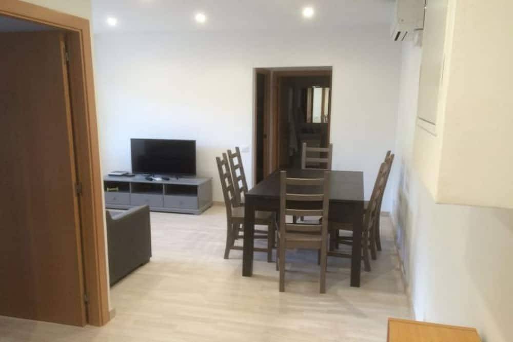 Apartamento entero, Modern 2-Bdrm Ground Floor w/Free Parking Wifi Ac Dishwasher Washer/Dryer Metro! in Sant Andreu, Barcelona