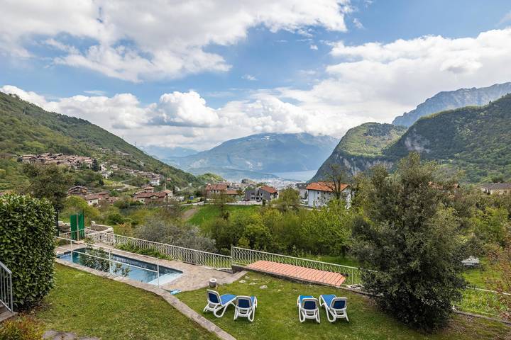 Ferienhaus für 9 Personen, mit Garten und Seeblick in Tenno