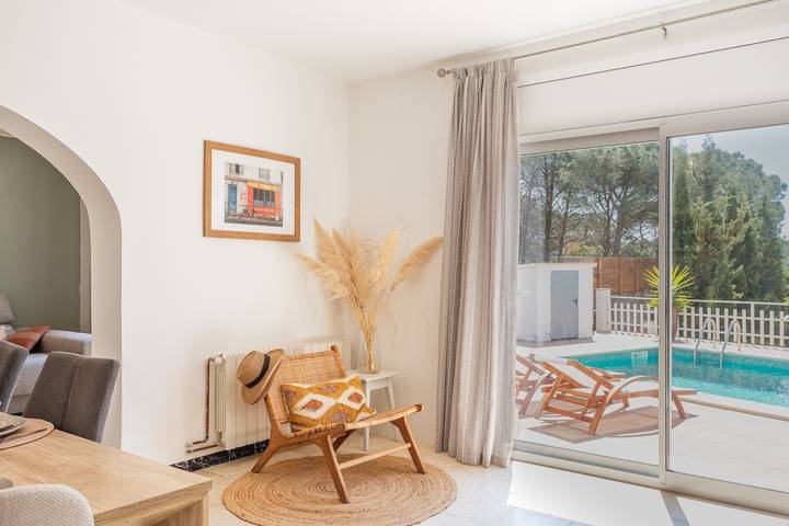 Casa de vacaciones con piscina privada, terraza y Wi-Fi in Aiguaviva Parc, Vidreras