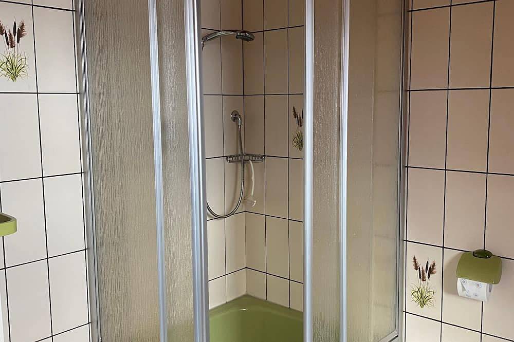 Ganze Wohnung, Schöne und moderne Ferienwohnung im gemütlichen Dachgeschoß! in Klüsserath, Moseleifel