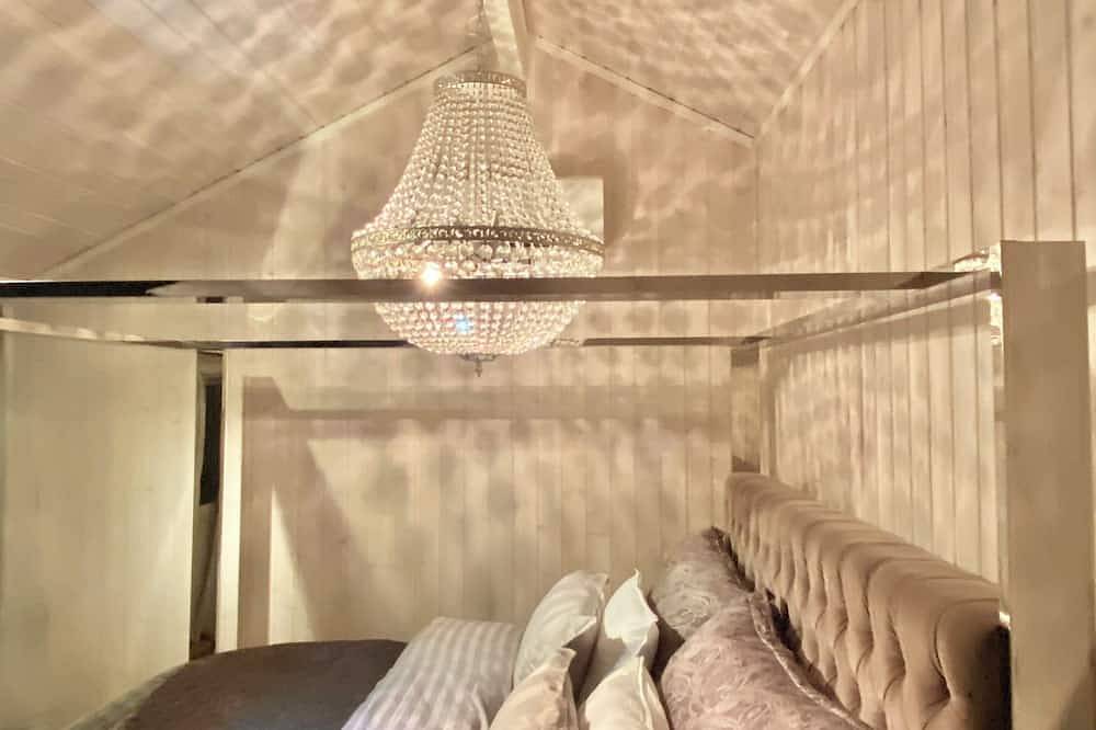 Aurora Paradise house with, Wifi, Ac, 98 inch Tv and private playground in Narvik