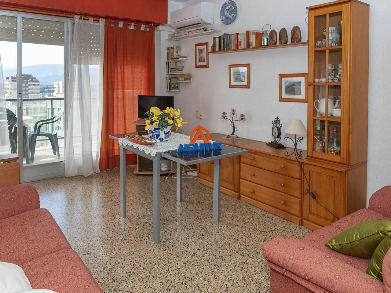 Entire apartment, 3-Bedroom Apartment for 6, Air-Con, Parking, Near Beach in Cullera in Cullera, Costa de Valencia
