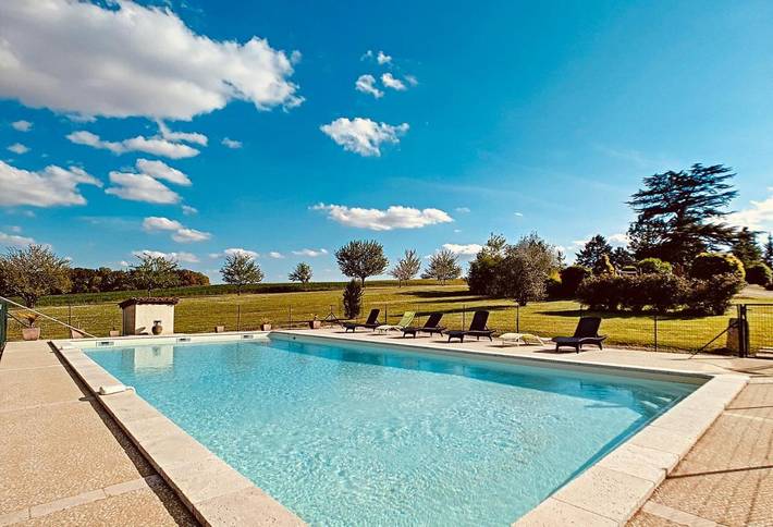 Location de vacances pour 4 personnes, avec terrasse et vue ainsi que jardin et piscine à Gondrin - 2