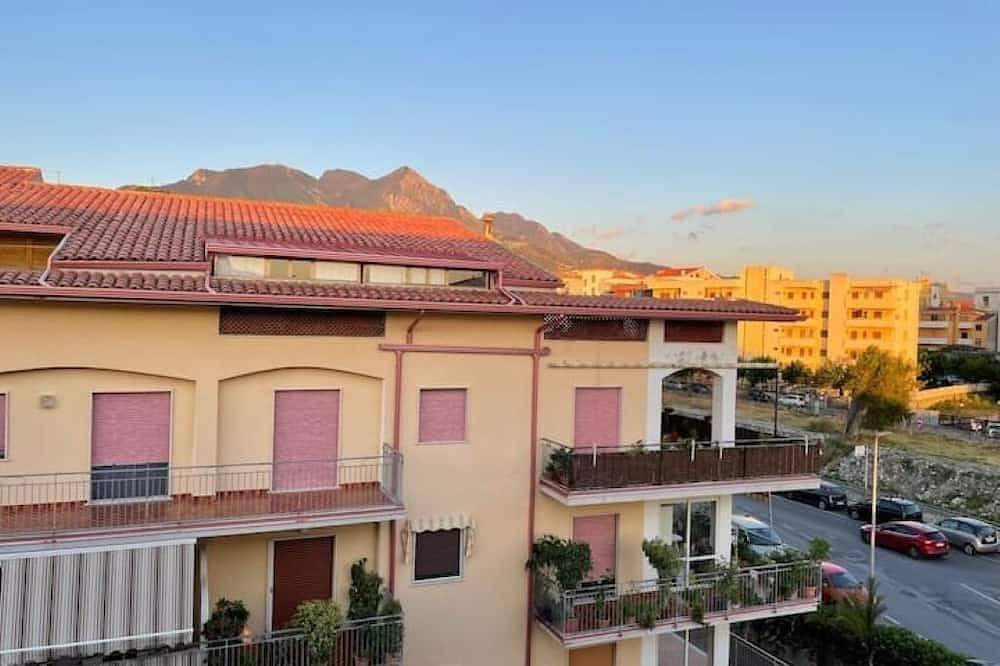 Charming Single Room with Balcony in the Heart of Diamante in Diamante (desambiguación), Costa Tirrénica Calabria