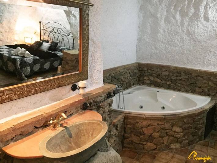Casa rural para 10 personas, con Jacuzzi y Terraza además de Jardín y Piscina en Comarca de Baza