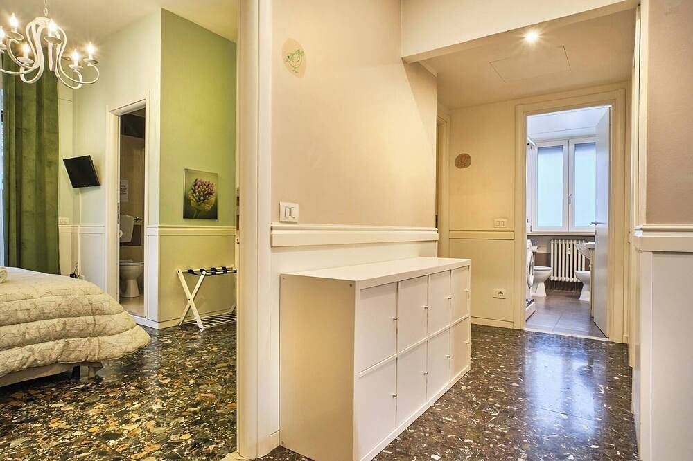 Stanza arancione bagno condiviso e cucina -Voliera in Vérone, Province de Vérone