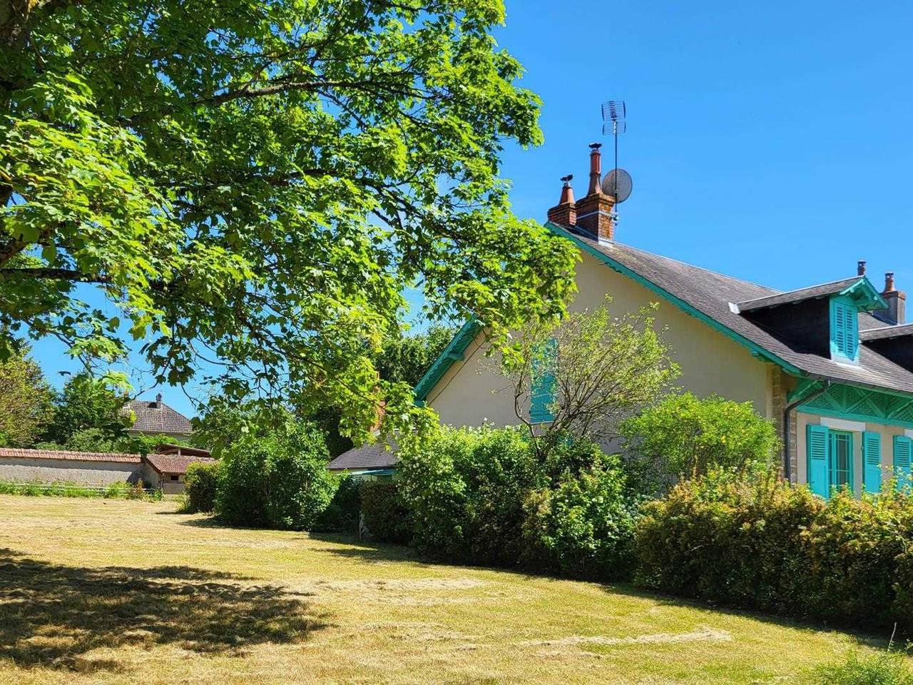 Casa auténtica con gran jardín y confort moderno en Lurcy-Lévis in Lurcy-Lévis, Allier (desambiguación)