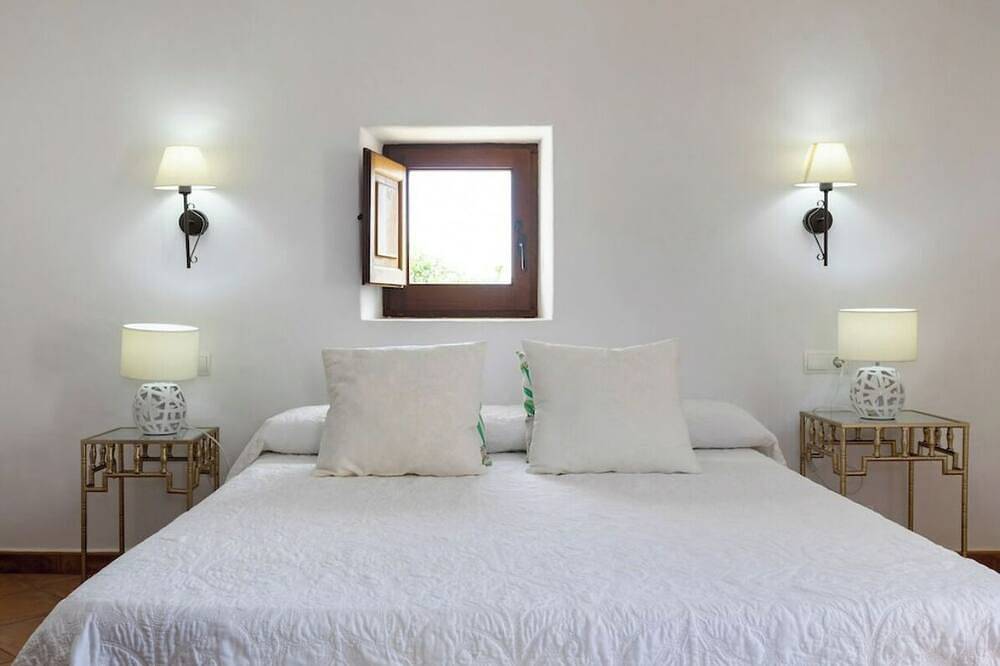 Villa 5 bedrooms and 4 bathrooms, pool and garden 5 minutes from the beach in Sant Agustí des Vedrà, Sant Josep de sa Talaia