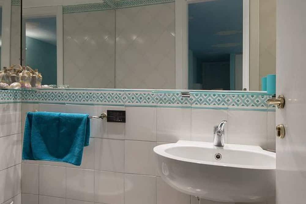 Entire apartment, Lerici, pedestrian zone, 80mt sea, 500mt beach, roof terrace, wifi, Sattv in Lerici, Lerici Municipality