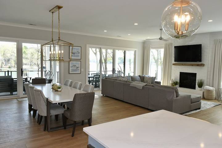 Vacation rental for 14 people, with yard in Lake Keowee