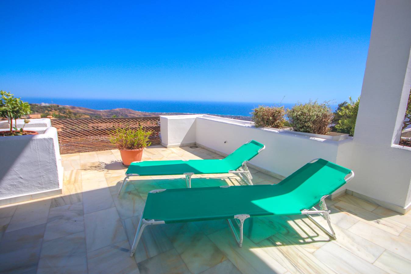 Apartamento entero, Apartamento de vacaciones para 5 personas con terraza in Urbanizacion Las Jacarandas, Ojén