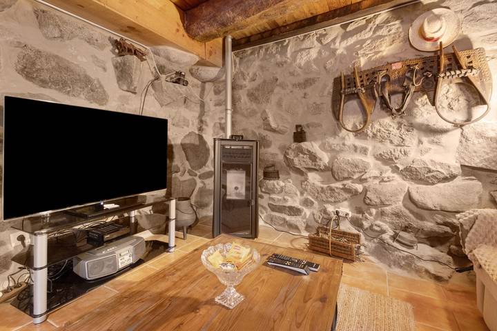 Chalet 'Cantinho De Tourem' mit Bergblick, privater Terrasse und Wi-Fi in Tourém, Gerês