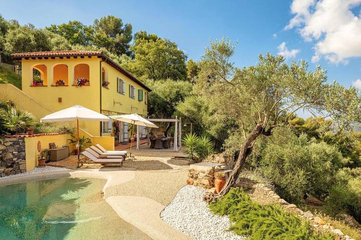 Location de vacances pour 4 personnes, avec jardin ainsi que vue et piscine à Diano San Pietro - 2