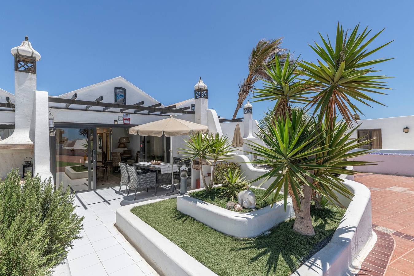 Entire apartment, Vacation Apartment 'Amarilla 2' with Shared Pool, Private Terrace and Wi-Fi in Costa Teguise, Teguise