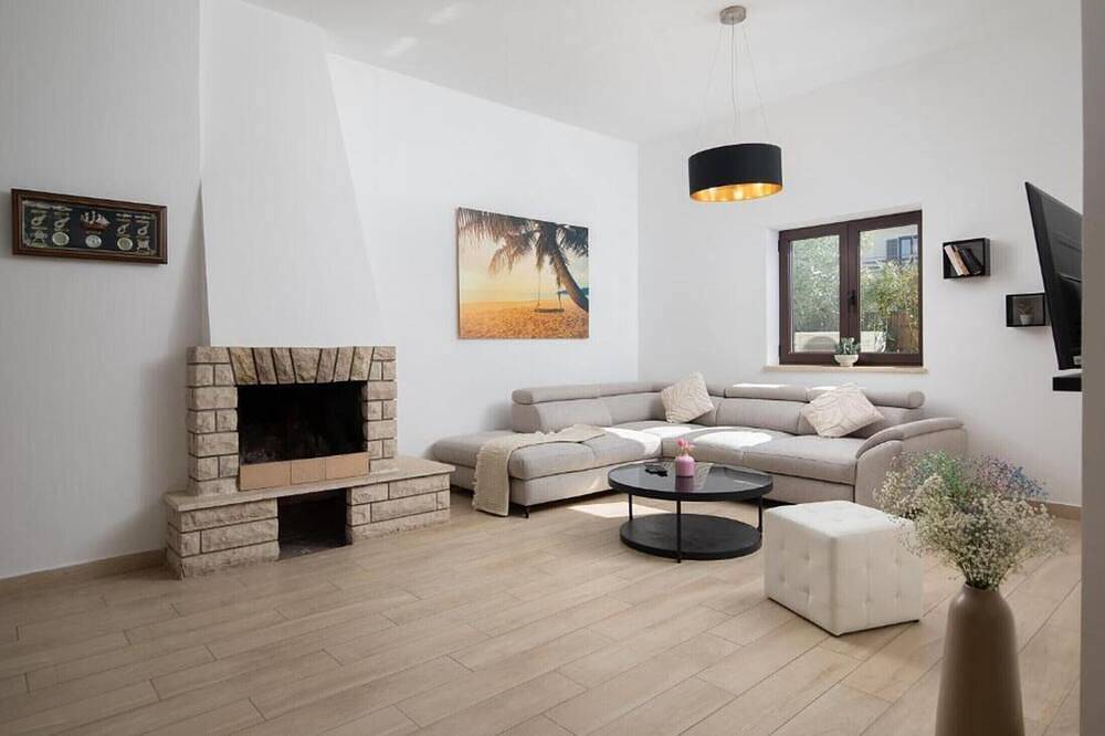 Villa Andrija in Fažana for 9 people with sea view, kids playground & heated pool - only 400 m from the beach in Fažana (Kroatische Adria), Fazana
