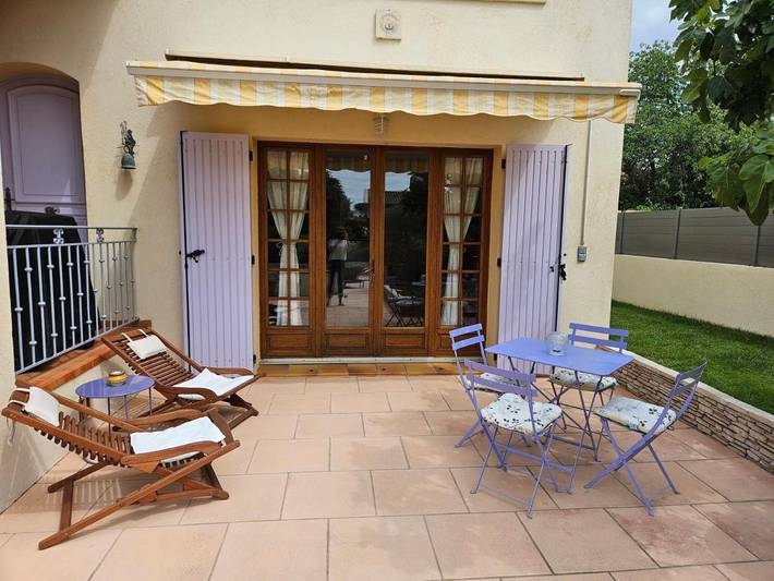 Location de vacances pour 3 personnes, avec vue ainsi que jardin et piscine à Pélissanne - 2