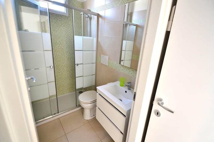 Appartement entier, Maison de vacances climatisée de deux pièces avec jardin et parking intérieur in Torre Dell'orso, Melendugno