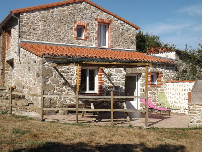 Gîte pour 4 personnes, avec jardin à La Bruffière