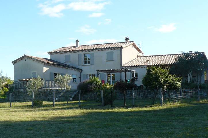 Location de vacances pour 9 personnes, avec piscine ainsi que terrasse et jardin, animaux acceptés à Ailhon