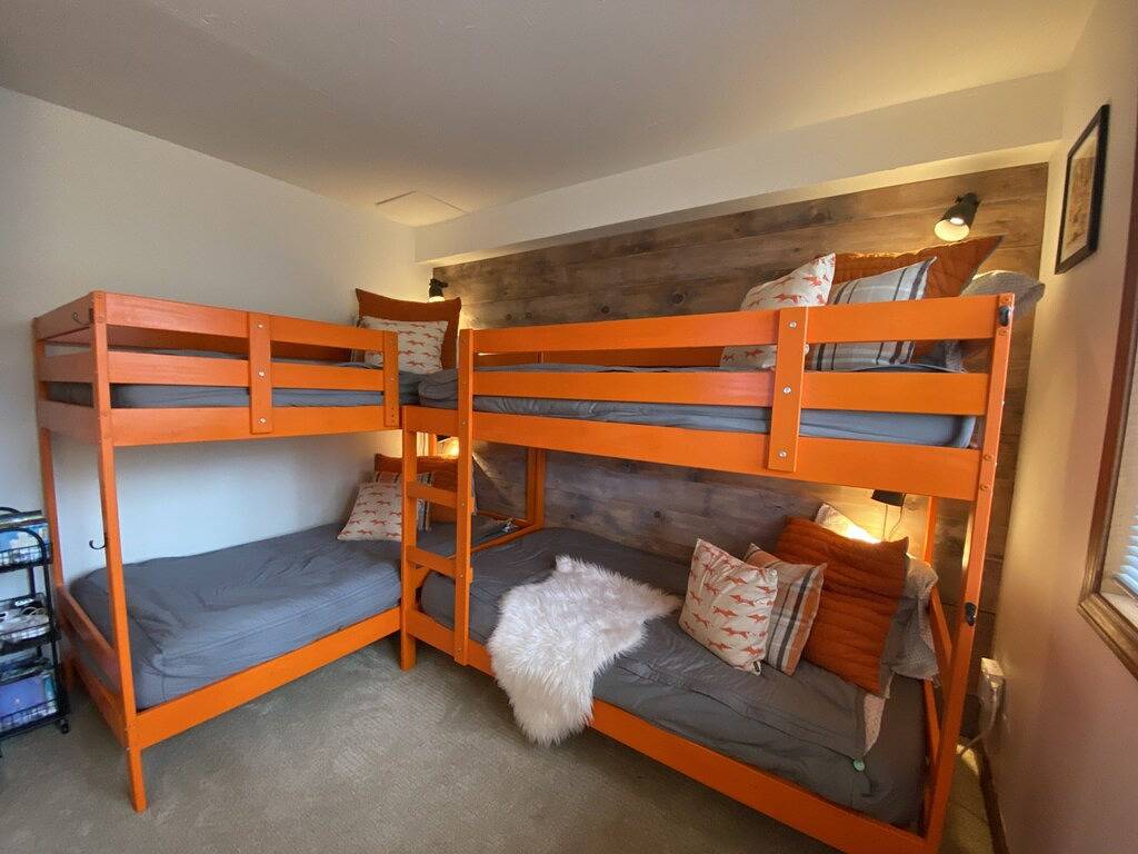 Ganze Wohnung, Mount Snow Basecamp Townhouse + Rustikales Modernes 3 Bett mit Loft. Großartig für 2 Familien in West Dover, Mount Snow