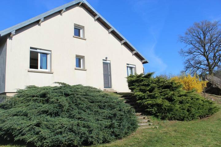 Location de vacances pour 4 personnes, avec Terrasse ainsi que Jardin et Vue dans La Lanterne-et-les-Armonts