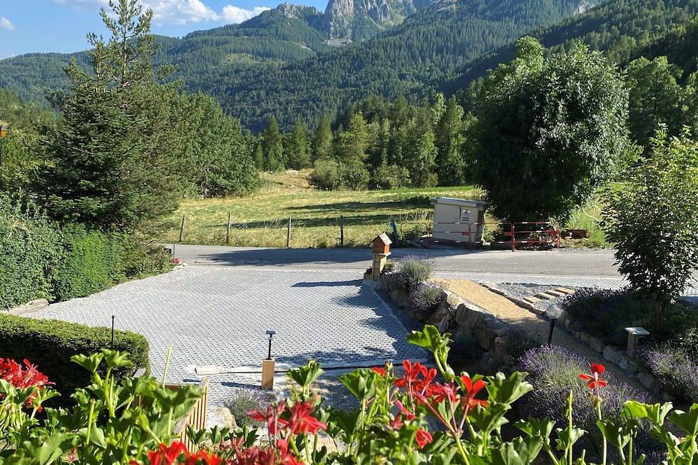 Entire apartment, 3 *, spacious cottage, on the ground floor of the chalet with superb view of the Réallon valley, in Réallon, Écrins National Park