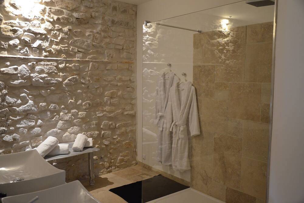 O2suites baroque room with private Jacuzzi in Bernis, Nimes region