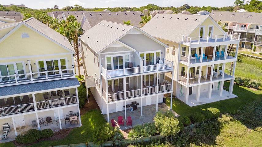 Vacation rental for 8 people, with pool and balcony in Folly Beach