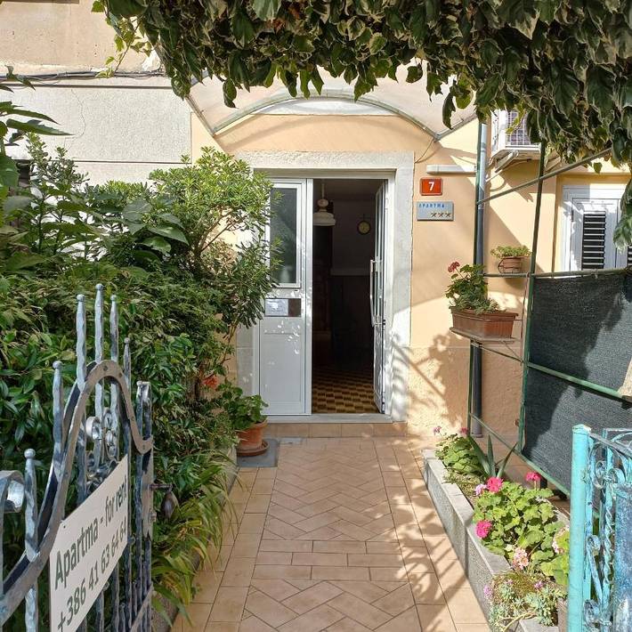 Location de vacances pour 2 personnes, avec Terrasse ainsi que Jardin et Vue à Izola