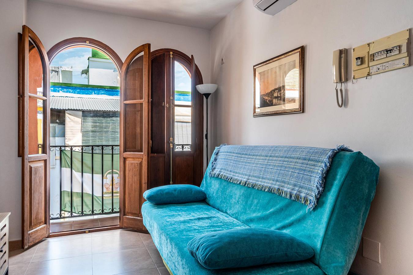 Entire apartment, Apartment 'Alameda De Hercules Sevilla' with Balcony, Wi-Fi and Air Conditioning in Casco Antiguo, Sevilla