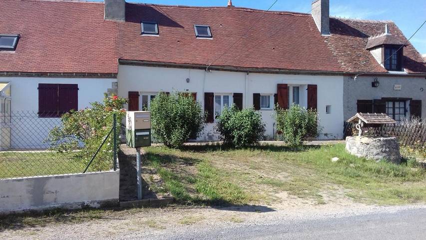 Location de vacances pour 6 personnes, avec terrasse et jardin à Besson
