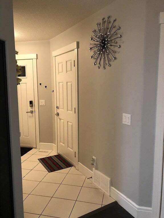 Cheerful and beautiful 3 bedroom house close to lake in Edmonton, Alberta